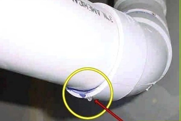 Ống nước bị rò rỉ